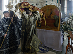 В пятницу Страстной седмицы Преосвященнейший епископ Дионисий совершил вечерню с выносом Плащаницы Спасителя в Ильинском кафедральном соборе Россоши