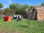Молебен у руинированного храма села Верхний Ольшан
