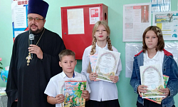 В Руднянской школе‑интернате отметили День знаний: в празднике принял участие иерей Дионисий Киреев