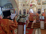 Епископ Россошанский и Острогожский Дионисий возглавил Божественную литургию в храме Архистратига Божия Михаила города Острогожска