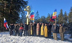 Братский молебен у Поклонного креста в Репьевке