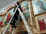 Прихожане Преображенского храма села Заболотовка подготовили храм к празднику Святой Пасхи