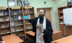 Духовник воскресной школы «Добро» совершил молебен, кропление и пообщался с родителями учащихся