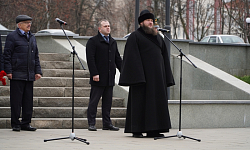 Секретарь Россошанской епархии принял участие в митинге, посвященном Дню Героев Отечества