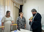 В Павловской районной больнице священнослужитель совершил молебен о благополучном родоразрешении