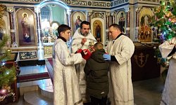 В Свято-Троицком храме поселка Кантемировка торжественно встретили Рождество Христово