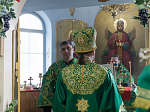 В праздник Святой Троицы Преосвященнейший епископ Дионисий совершил Литургию в Свято-Троицком храме города Россоши