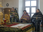 В среду четвертой седмицы Великого поста Преосвященнейший епископ Дионисий совершил Литургию Преждеосвященных Даров в храме Богоявления Господня села Сухой Донец