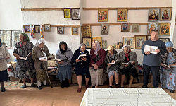 В храме села Хрещатое совершена Божественная литургия: иерей Евгений Чорноус возглавил богослужение и подарил прихожанам Библии
