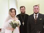 Клирик благочиния поздравил новобрачных 