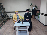  В преддверии Дня Матери священник посетил волонтеров Кантемировского досугового центра