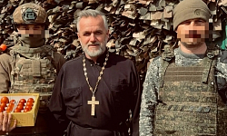 Настоятель Троицкого храма села Новая Калитва передал пасхальную снедь военнослужащим