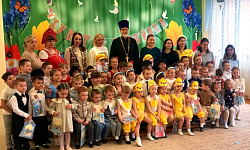 Священник поздравил воспитанников детских садов города Богучар с праздником Христова Воскресения