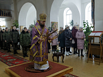 В понедельник третьей седмицы Великого поста Правящий Архиерей совершил Литургию Преждеосвященных Даров в храме святителя Митрофана Воронежского села Верхний Мамон