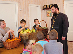Благочинный передал детям из Тимирязевского СРЦдН фрукты