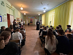 Священнослужитель принял участие во внеклассном занятии, посвященном Дню матери, в школе села Солдатское Острогожского района