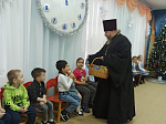 Священник в святочные дни посетил детские воспитательные учреждения