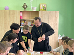 Прихожан храма Всемилостивого Спаса дети угостили "жаворонками" в день памяти сорока мучеников Севастийских