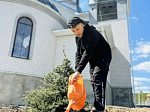 В строящемся храме села Старая Калитва провели уборку и озеленение прихрамовой территории
