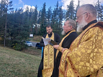 Траиционный братский молебен у поклонного креста при въезде в село Репьевка