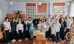 Настоятель Введенского храма р.п. Ольховатка посетил музей Марченковской школы