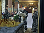 В пятницу Страстной седмицы Преосвященнейший епископ Дионисий совершил вечерню с выносом Плащаницы Спасителя в Ильинском кафедральном соборе Россоши