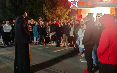 Священнослужитель благословил Россошанских призывников перед началом воинской службы