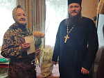 Вдову почившего клирика благочиния поздравили с Днем жен-мироносиц