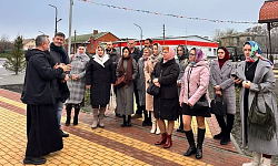 Настоятель Троицкого храма провел экскурсию для сотрудников Россошанской организации