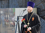 Жители Петропавловки возложили цветы к мемориалу в честь Дня Победы