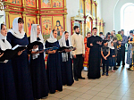 В Неделю святых жен-мироносиц прихожанок Покровского храма поздравили песнопениями и сувенирами