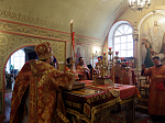 Епископ Россошанский и Острогожский Дионисий возглавил Божественную литургию в храме Архистратига Божия Михаила города Острогожска