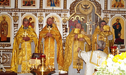 В Свято‑Митрофановском храме села Верхний Мамон прошла Божественная литургия: настоятеля протоиерея Сергия Чибисова поздравили с 60‑летием
