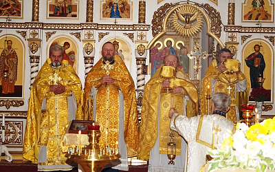 В Свято‑Митрофановском храме села Верхний Мамон прошла Божественная литургия: настоятеля протоиерея Сергия Чибисова поздравили с 60‑летием