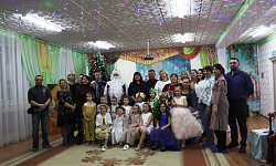 В святочные дни Рождества, священник совершил визит на праздничный концерт группы № 7 в СОШ № 9