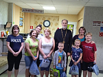Школьников из ДНР и социально-реабилитационного центра поздравили с Днем знаний
