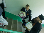 Секретарь Россошанской епархии и воспитанники воскресной школы «Добро» поздравили ветерана с Днем Победы и личным 100-летним юбилеем
