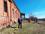 Ежегодная уборка на территории руинированного храма к Пасхе: прихожане объединились ради общего дела