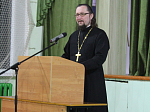 Иерей Алексий Курганский выступил с докладом на общешкольном родительском собрании. 