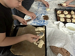 В воскресной группе Михайло-Архангельского храма села Воронцовка прошел мастер-класс по выпечке «Лесенок» и «Жаворонков»