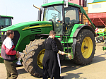 Священнослужитель освятил сельскохозяйственную технику ООО «Богучармельник»