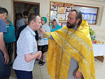 Иерей Игорь Подопригорин освятил мед нового урожая в социальных учреждениях Воробьевского района