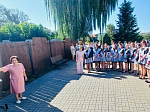 Настоятель храма Архистратига Божия Михаила села Воробьевка иерей Игорь Подопригорин поздравил учащихся и коллектив МКОУ «Воробьевская СОШ» с 90-летним юбилеем школы