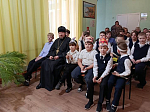 Священнослужитель принял участие во внеклассном занятии, посвященном Дню матери, в школе села Солдатское Острогожского района