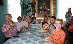 В Казанском храме поселка Каменки состоялось воскресное богослужение и творческий мастер‑класс в воскресной школе