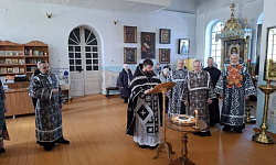 В Казанском храме поселка Каменка отслужили литургию Преждеосвященных Даров