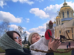 В преддверии праздника Пасхи воспитанники детского сада № 23 города Россоши украсили деревья Свято-Ильинского кафедрального собора