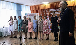 Иеромонах Даниил (Шевцов) поздравил воспитанников Руднянской школы‑интерната с Пасхой Христовой и посмотрел их концерт