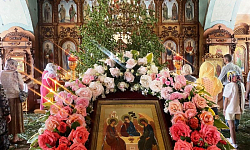 В храмах Павловского благочиния совершались праздничные богослужения в день Святой Троицы.