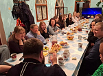 В трапезной Казанского храма поселка Каменка молодежь «Круг радости» обсудила фильм «Мы из будущего»